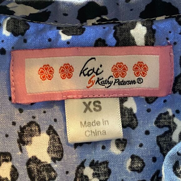 Koi by Kathy Peterson Scrubs Top XS Leopard Print Pockets Medical Nurse Career - Picture 3 of 7
